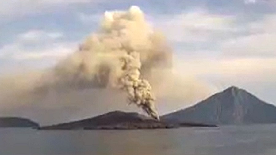 Aktualna erupcja wulkanu Anak Krakatau na Indonezji. Fot. PVMBG.