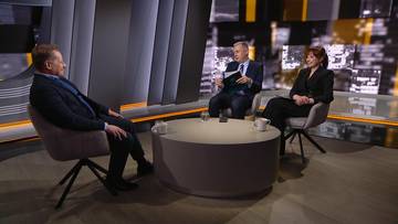 Marcin Duma siedzi po lewej stronie, rozmawiając z dwiema osobami siedzącymi naprzeciwko niego przy okrągłym stoliku.