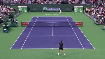 Mecz tenisa ziemnego, widok z g&oacute;ry na kort, dwaj gracze, trybuny z widzami, reklamy sponsor&oacute;w.