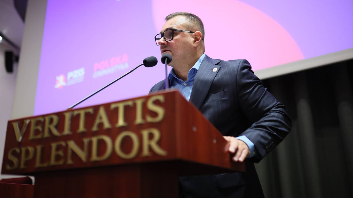 Leszek Blanik, prezes Polskiego Związku Gimnastycznego, przemawia przy m&oacute;wnicy.
