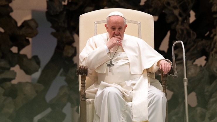 Franciszek odwiedził grób pierwszego papieża, który abdykował. W Watykanie roi się od spekulacji