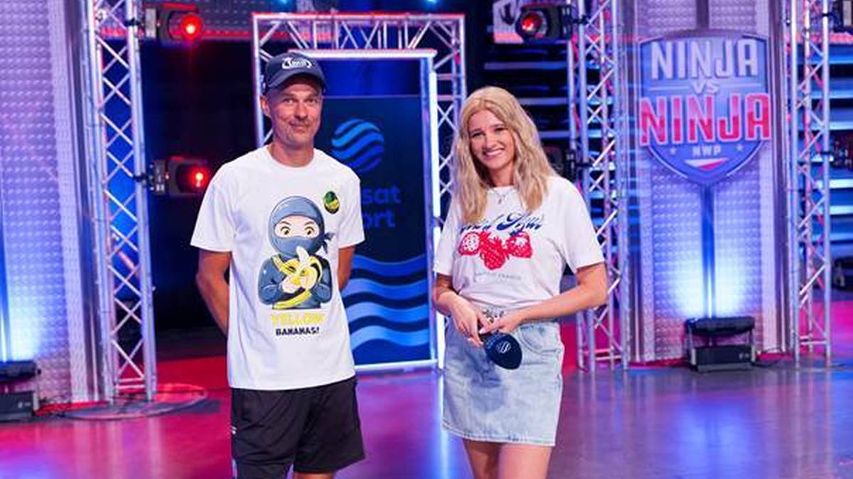 Mężczyzna i kobieta stoją na scenie z logo "NINJA NINJA" w tle.