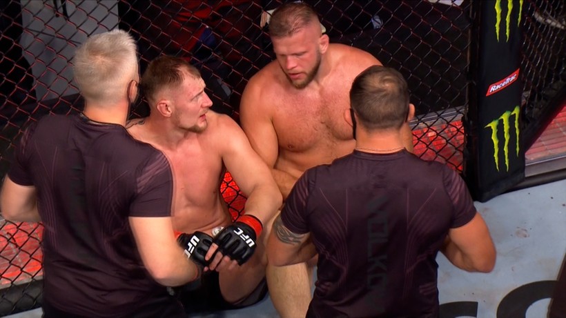 UFC 267: Marcin Tybura przegrał z Alexandrem Volkovem (WIDEO)