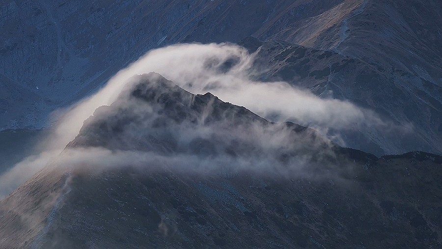 Chmurowa czapeczka to oznaka wiatru halnego w Tatrach. Fot. Facebook / Witek Kaszkin.
