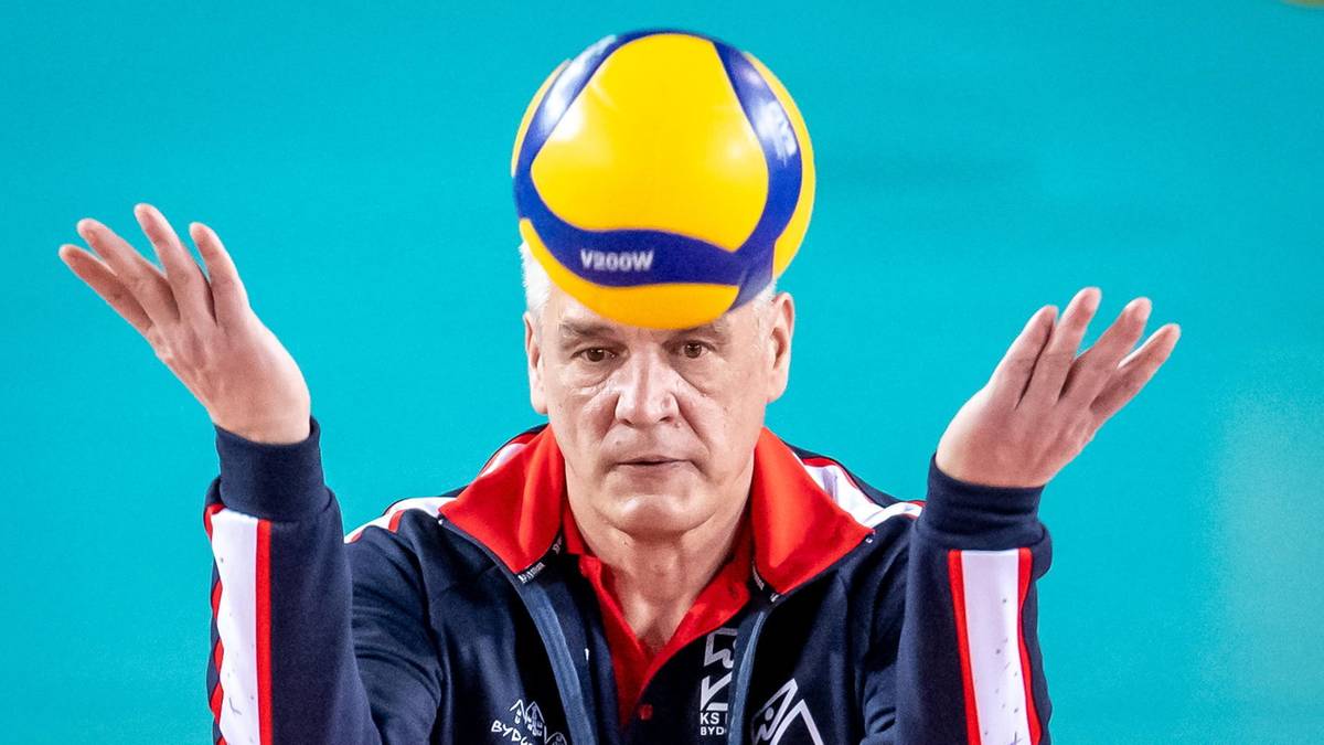 Mirosław Zawieracz, nowy trener Sparty Grodzisk Mazowiecki, z piłką do siatk&oacute;wki na głowie.