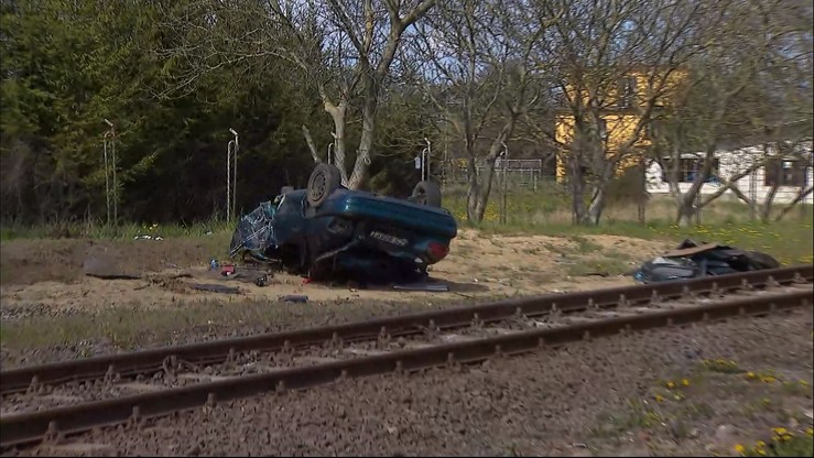 Samochód zderzył się z pociągiem. Dwie osoby są ranne
