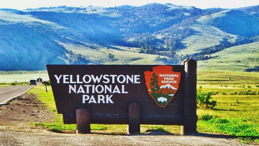 Tablica wejściowa do Parku Narodowego Yellowstone. Fot. Max Pixel.