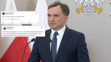 Polityk w garniturze za mównicą, na ekranie widoczne tweety dotyczące Zbigniewa Ziobry.