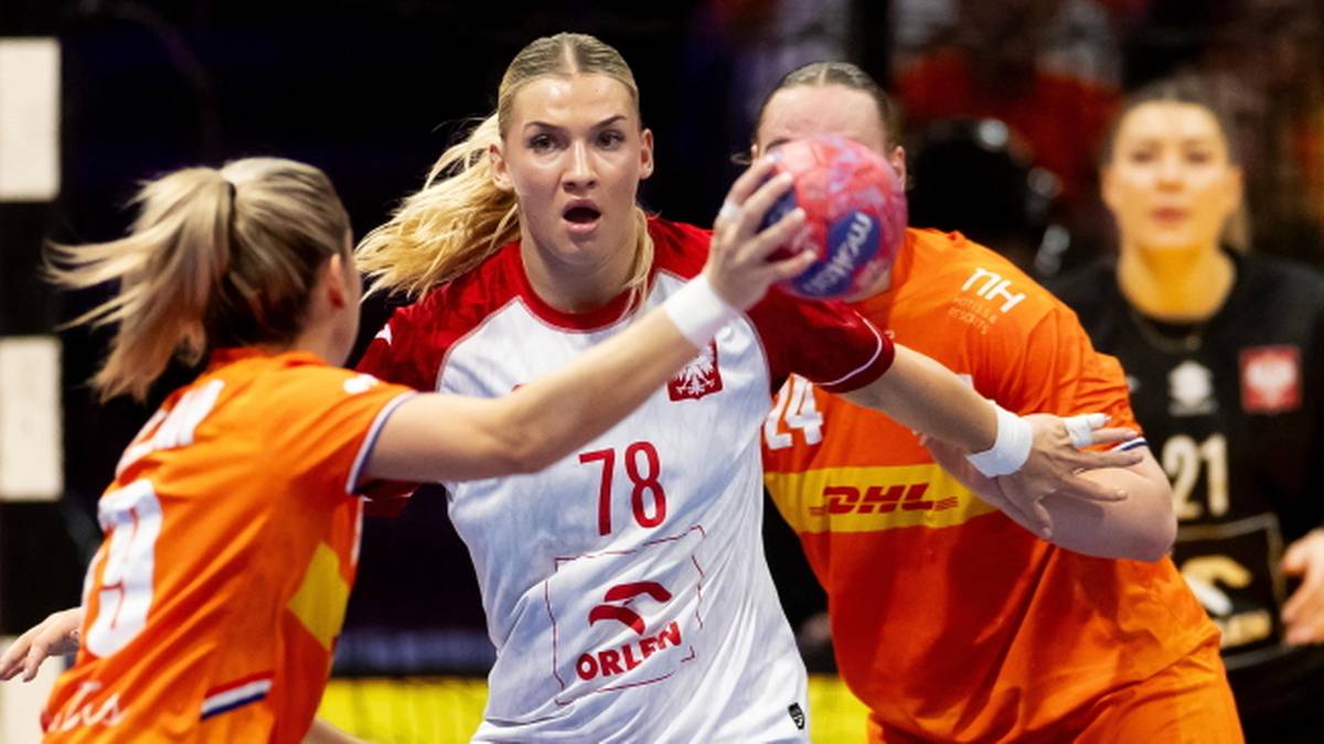 Piłkarka ręczna w białej koszulce z numerem 78 próbuje rzucić piłkę, otoczona przez dwie zawodniczki w pomarańczowych strojach.