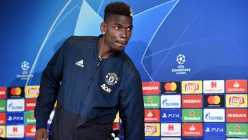 Paul Pogba w dresie Manchesteru United przed ścianką sponsorską Ligi Mistrzów