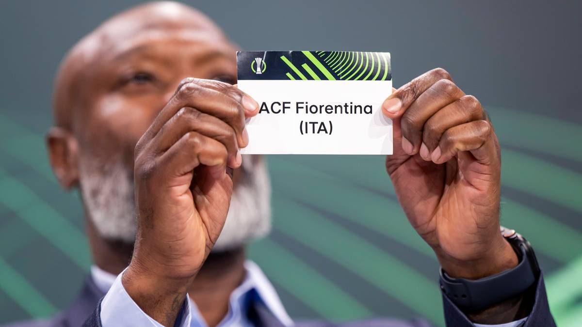 Mężczyzna trzyma kartkę z napisem ACF Fiorentina (ITA).