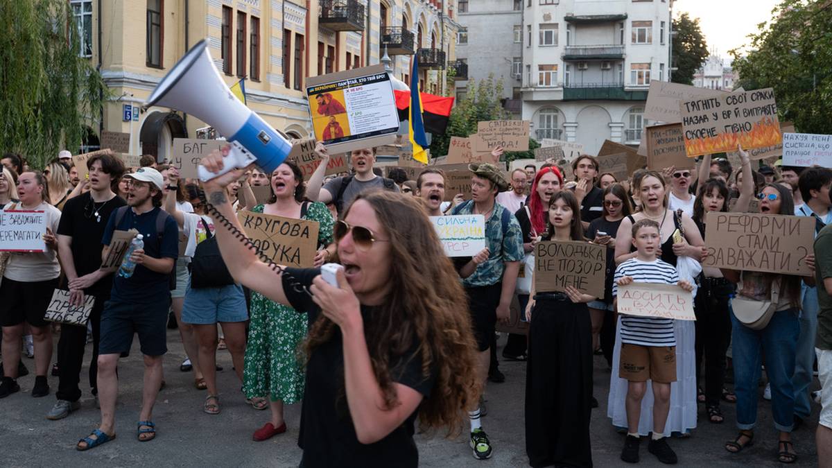 Tens of thousands of Ukrainians protest Zelensky's dismissal of Minister Fedorov