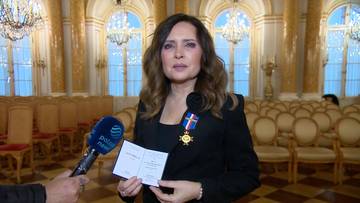 Agnieszka Gozdyra odbiera nagrodę NZZ Policjantów, prezentując wręczony medal i dokument.