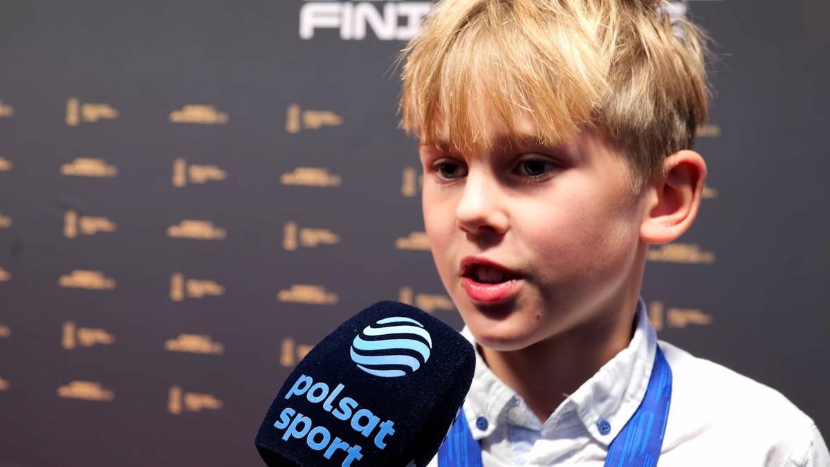 Chłopiec udziela wywiadu do mikrofonu Polsat Sport.