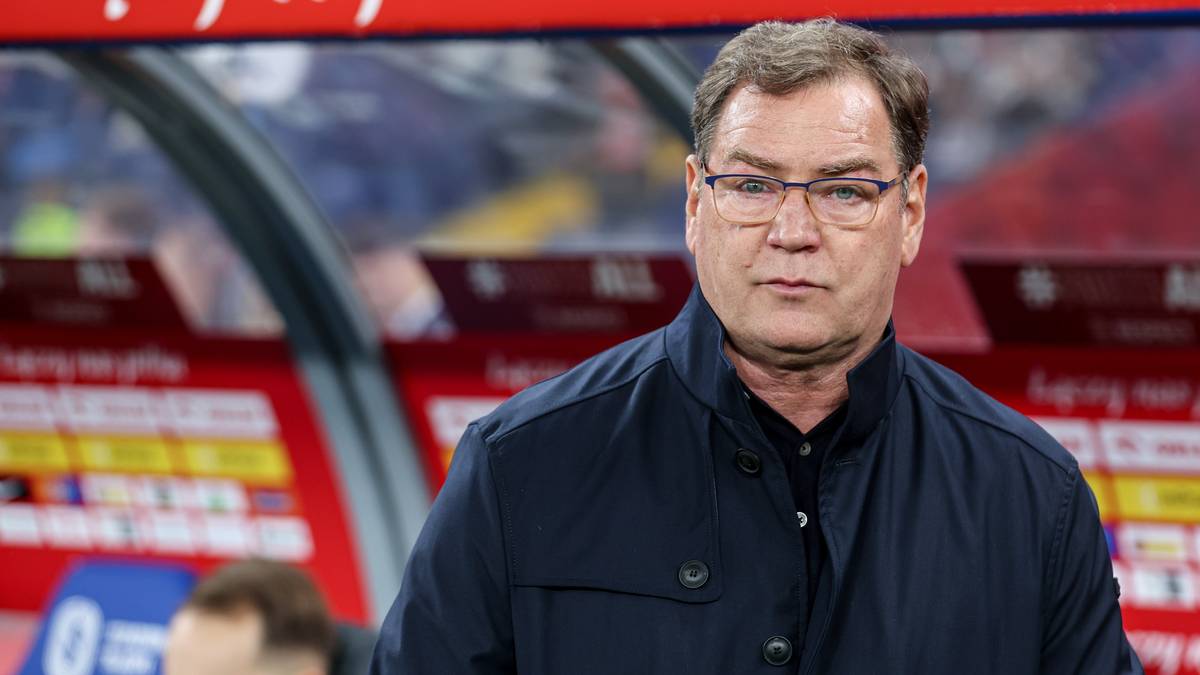 Franciszek Smuda, trener reprezentacji Polski, w okularach, patrzy w stronę.