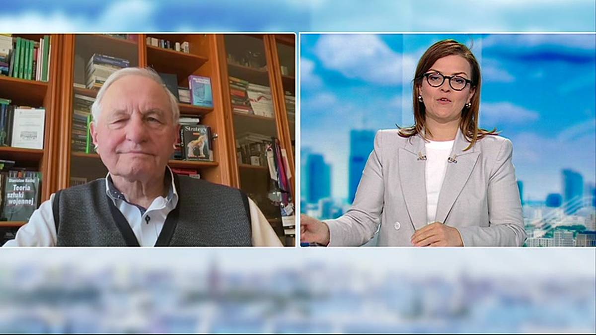 Dwie osoby w formie wideokonferencji: starszy mężczyzna w kamizelce i białej koszuli siedzi przed regałem z książkami, a młodsza kobieta w jasnej marynarce i okularach siedzi przed rozmytym tłem miejskim.