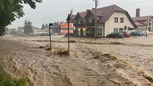 11.07.2021 11:00 Potop w Małopolsce. Jedna burza po drugiej sprawiły, że drogi zmieniły się w rwące rzeki [WIDEO]