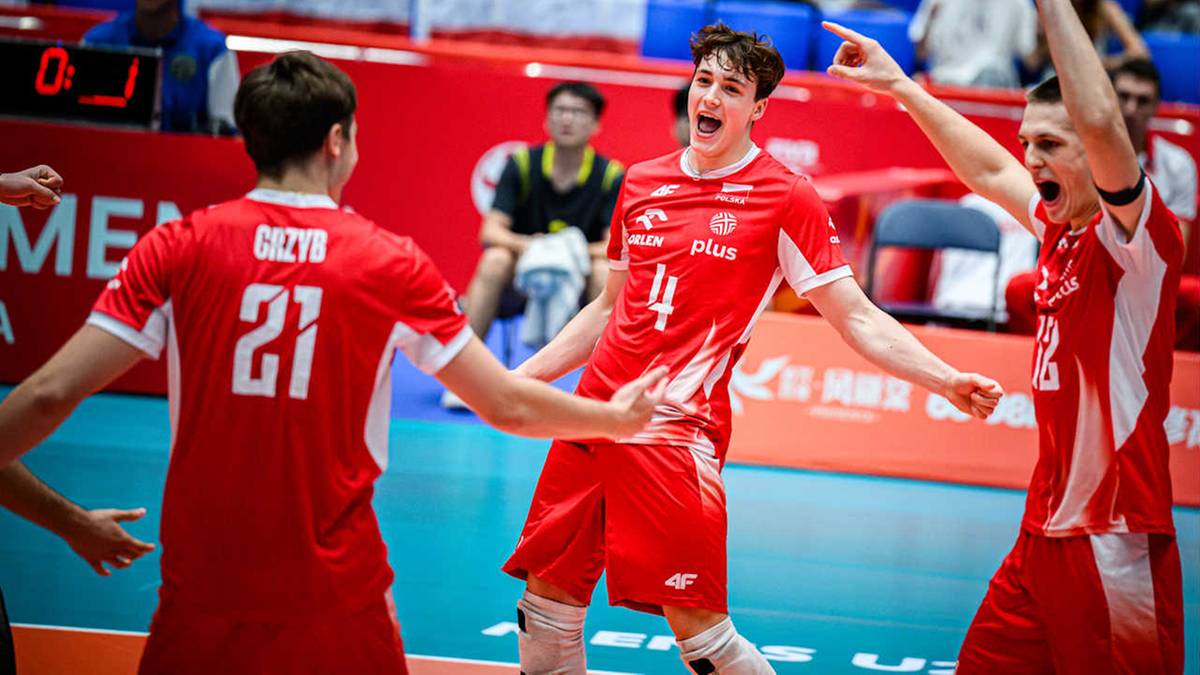 Siatkarze w czerwonych strojach reprezentacji Polski, radośnie celebrujący zdobycie punktu na boisku.