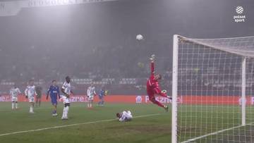 Piłkarz Lecha Poznań Mikael Ishak strzela gola nad wyciągającym się bramkarzem Sigmy Ołomuniec.