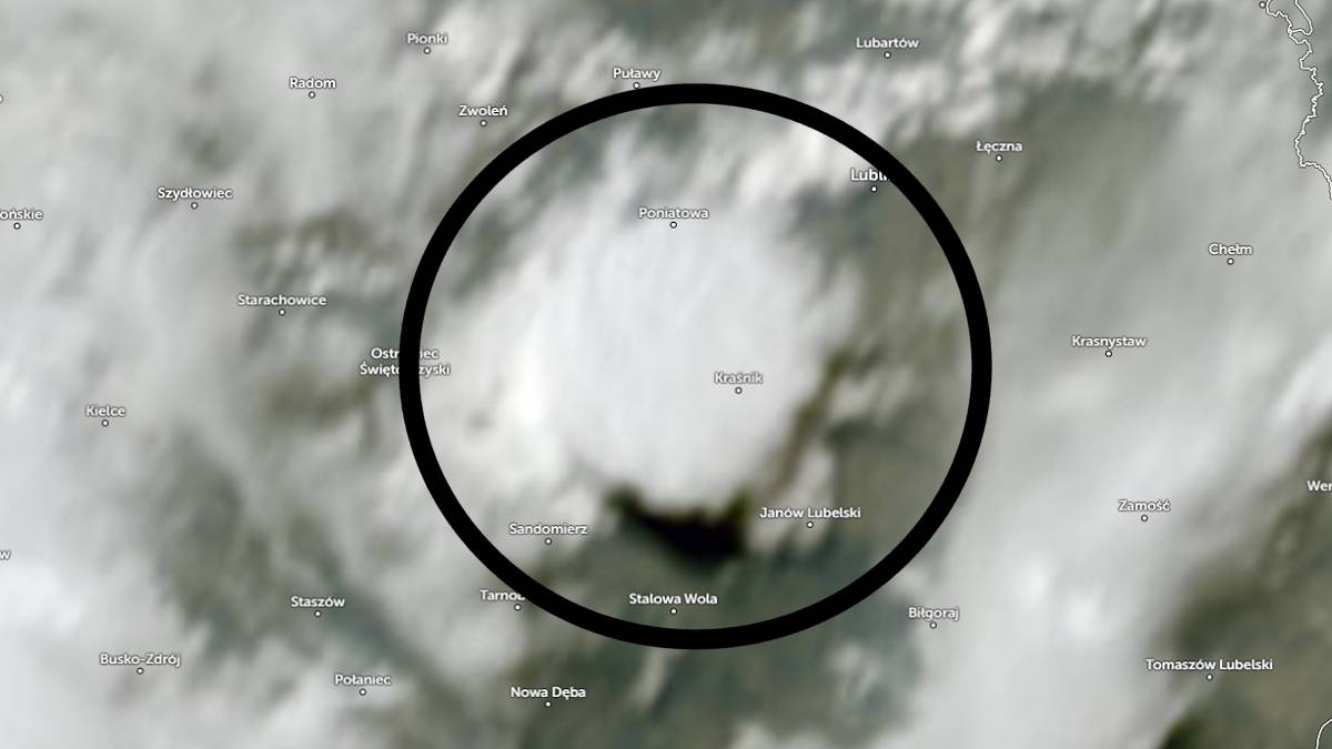 Chmura burzowa wczoraj ok 16:20 nad Kraśnikiem. Fot. zoom.earth