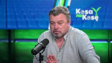 Roman Kosecki, były piłkarz, siedzi przed mikrofonem w studiu telewizyjnym, m&oacute;wiąc z zaangażowaniem. W tle widoczne jest logo programu "Kesa no Kesa".