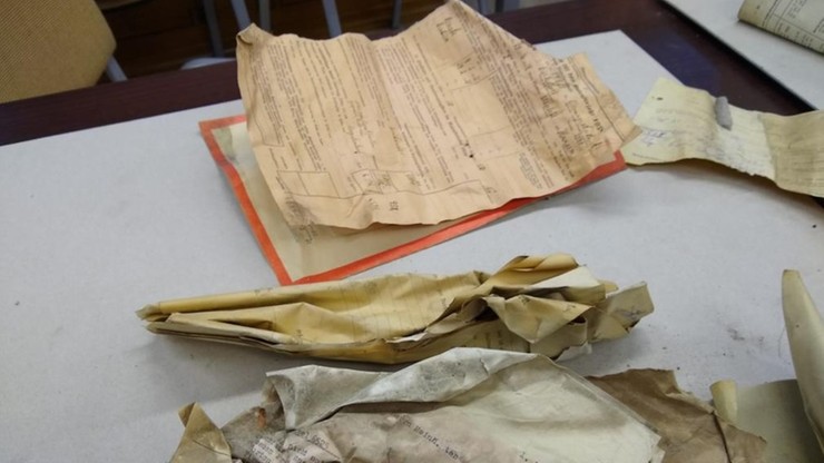 Ekipa remontowa znalazła historyczne dokumenty w Urzędzie Skarbowym w Elblągu