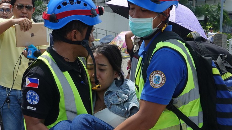 Silne trzęsienie ziemi na Filipinach. Na ulicach ludzie potrzebujący pomocy [WIDEO]