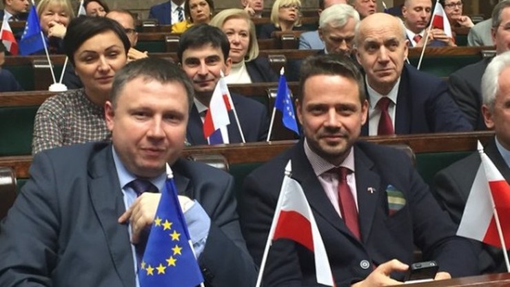 Posłowie PO z flagami Polski i UE. Na sejmowych pulpitach