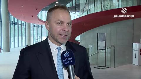 Łukasz Koszarek, prezes Polskiej Ligi Koszyk&oacute;wki, przemawia do mikrofonu Polsat Sport.