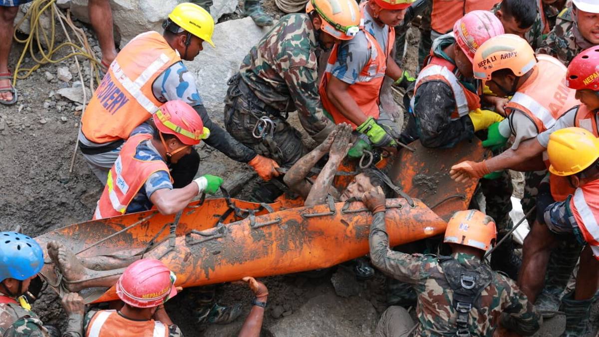 Spędzili dziewięć dni w zalanym tunelu. Dwaj robotnicy uratowani po powodzi Nepalu