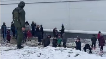 Dzieci migrantów rzucały śnieżkami w funkcjonariuszy. Zobaczyły pierwszy śnieg [WIDEO]