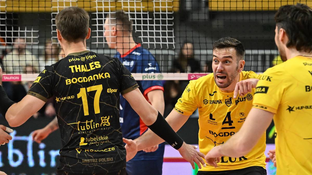 Siatkarze podczas meczu, jeden zawodnik w żółtej koszulce krzyczy i gestykuluje, drugi w czarnej koszulce z numerem 17.