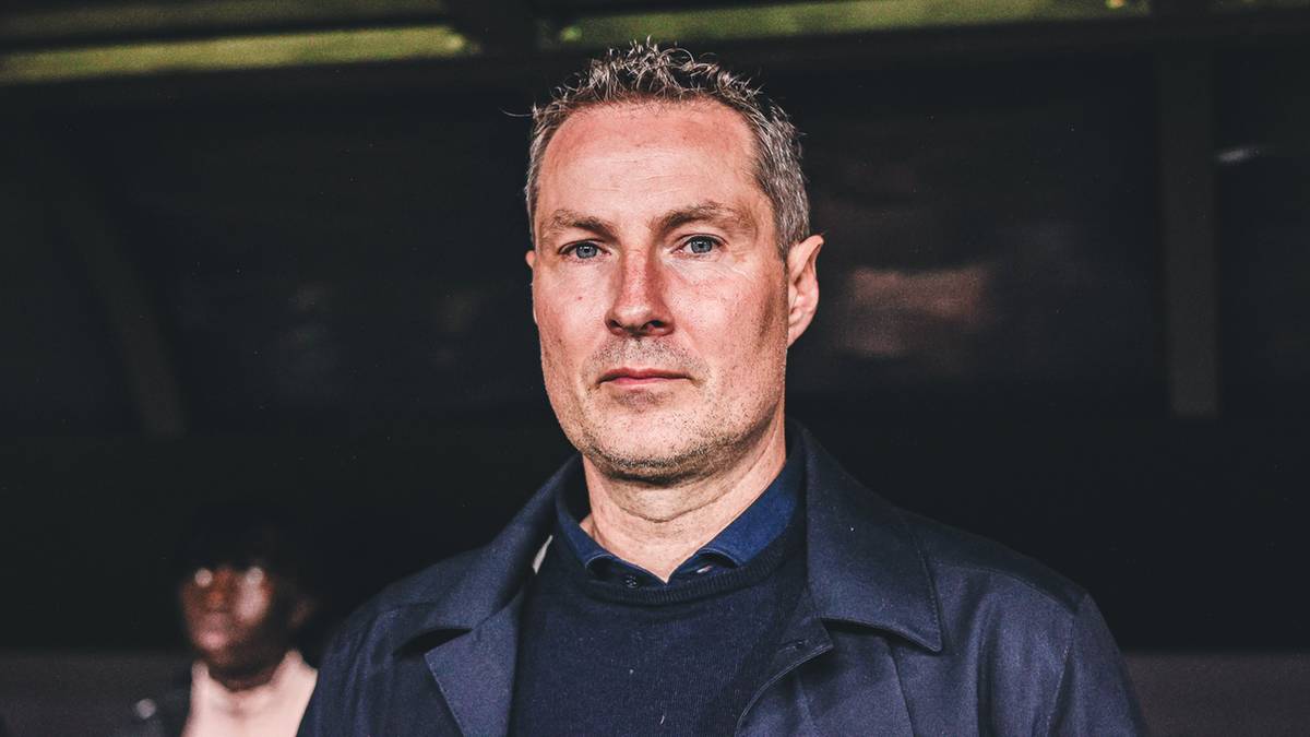 Portret Briana Priske, trenera Sparty Praga.