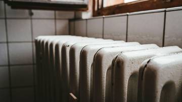 Grzejnik żeberkowy w pomieszczeniu.