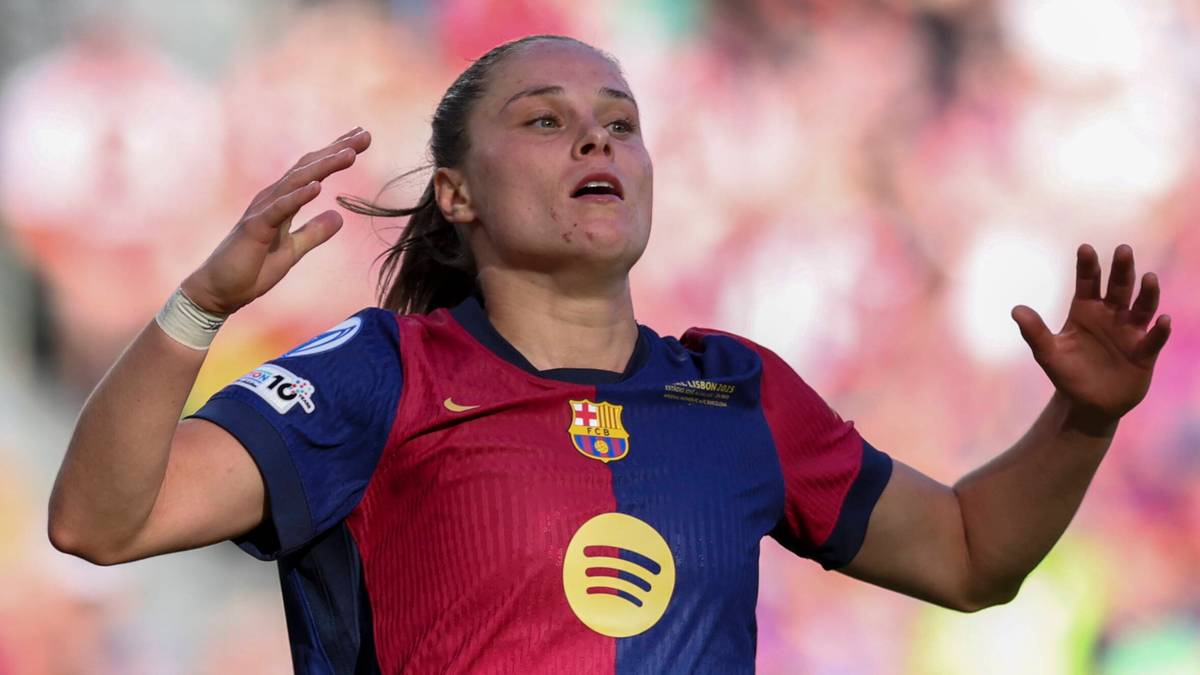 Piłkarka Ewa Pajor w koszulce FC Barcelony, z rękami uniesionymi w górę.