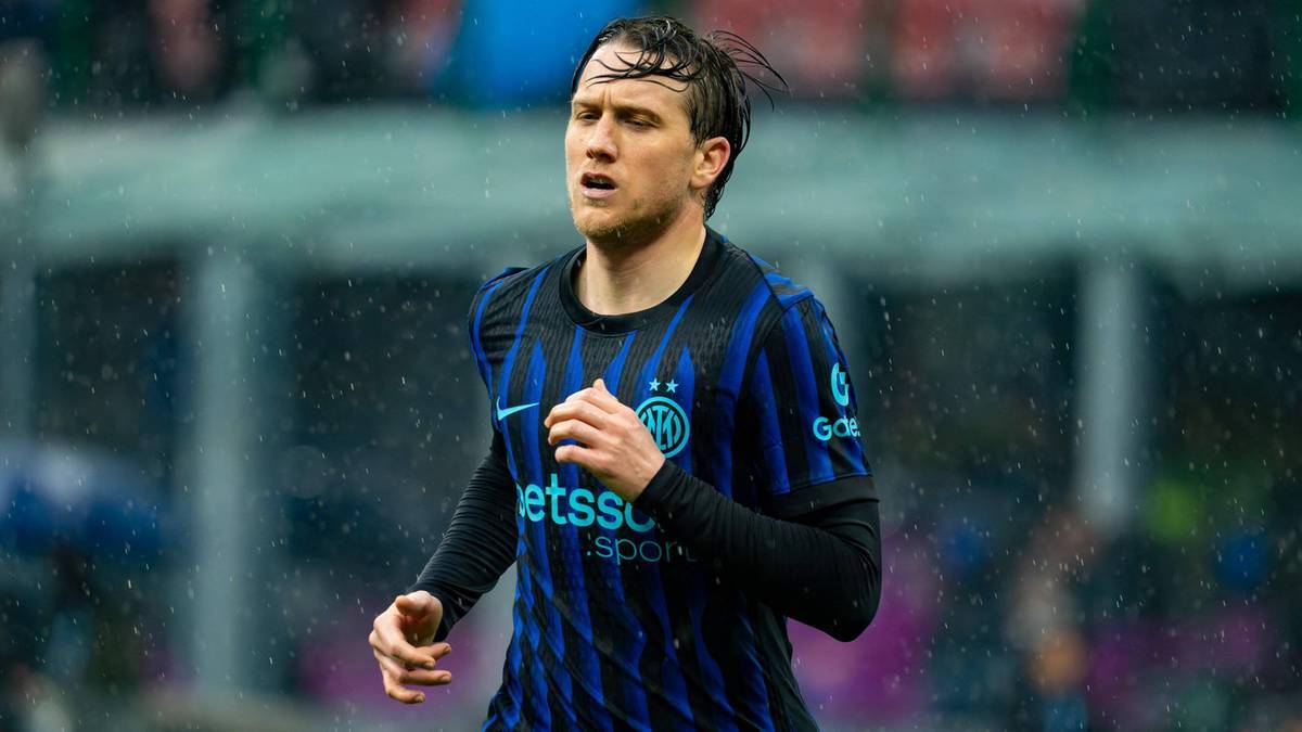 Piłkarz Piotr Zieliński w koszulce Interu Mediolan biegnie po boisku podczas deszczowego meczu.