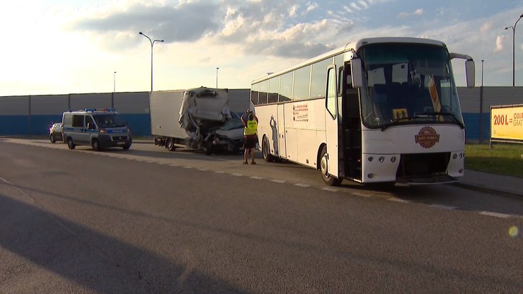 Bus wjechał w autokar wiozący dzieci. Są ranni