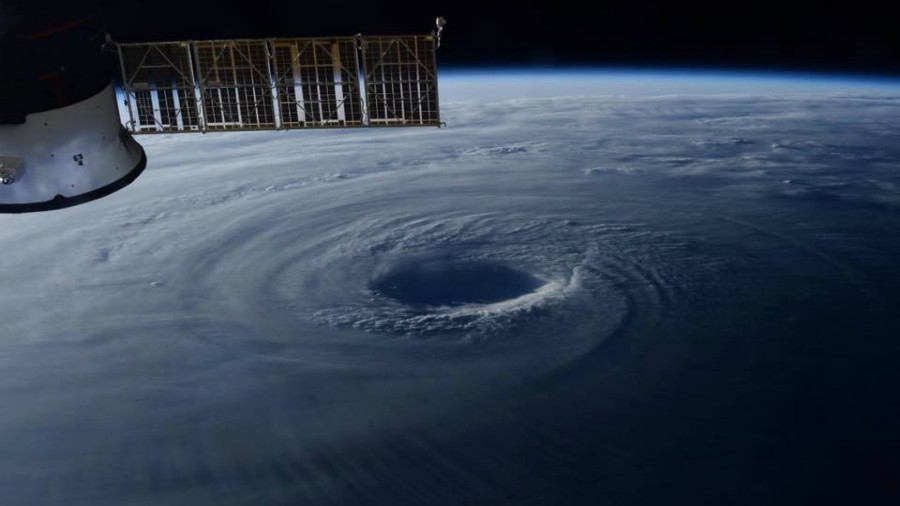 Zdjęcie tajfunu Lan z pokładu Międzynarodowej Stacji Kosmicznej. Fot. NASA.