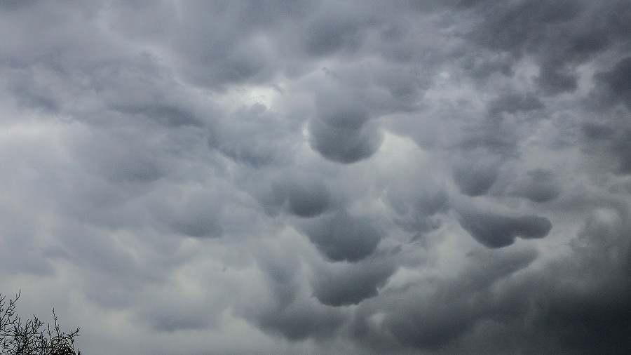 Chmury mammatus k. Piotrkowa Trybunalskiego w woj. łódzkim. Fot. Sławek / TwojaPogoda.pl