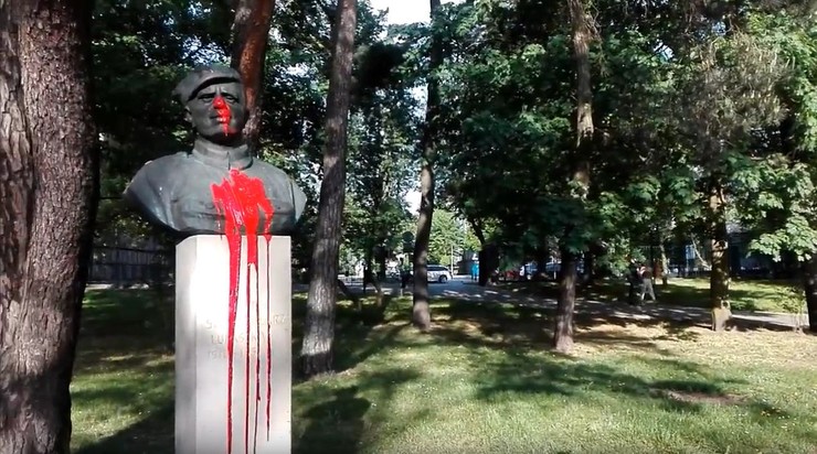 Pomnik "Łupaszki" w Krakowie oblany czerwoną farbą. "To celowe działanie polityczne"