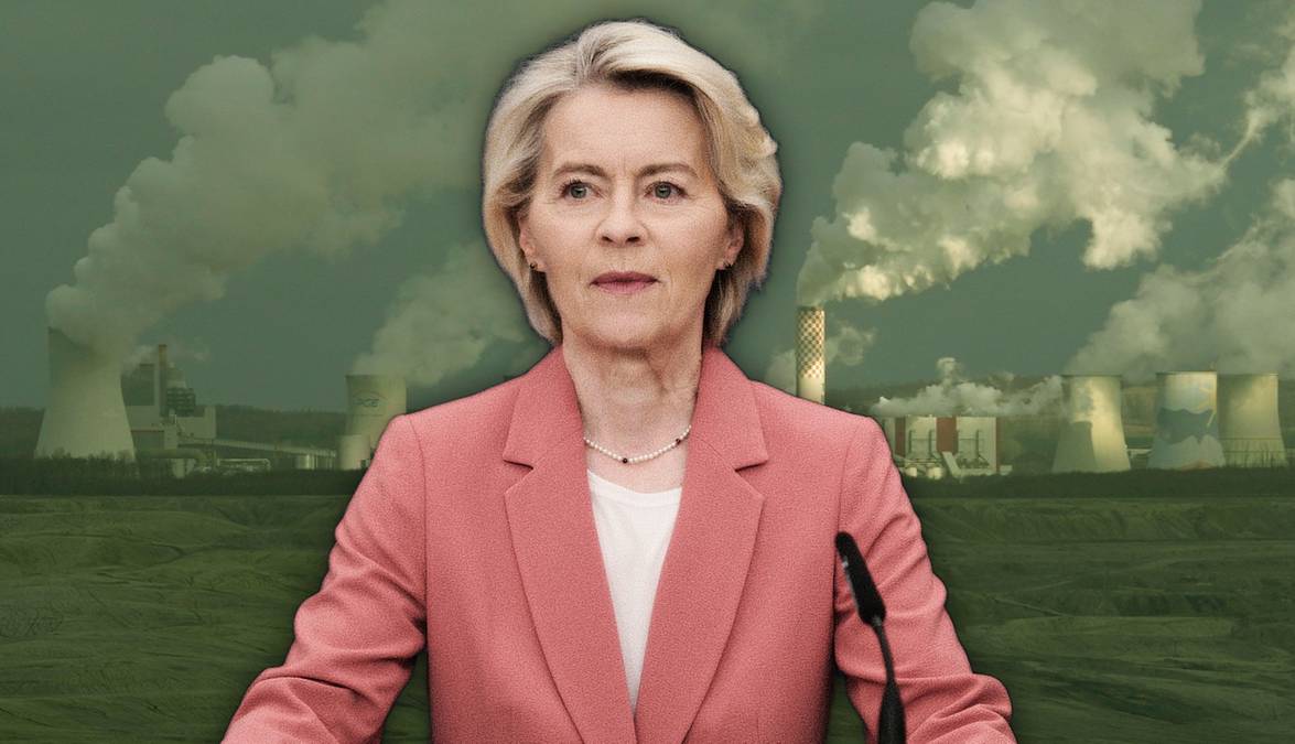 Ursula von der Leyen stoi przed mikrofonem z fabrykami emitującymi dym w tle.