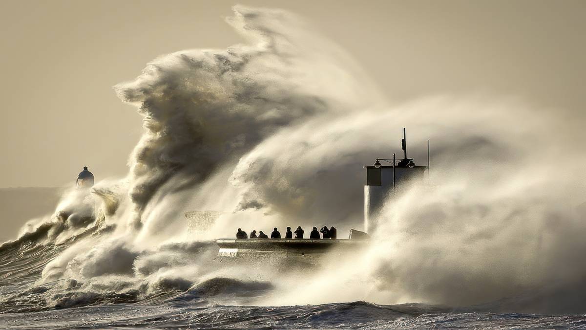 Ogromna fala uderzyła w Irlandię. Nigdy czegoś takiego nie widziano