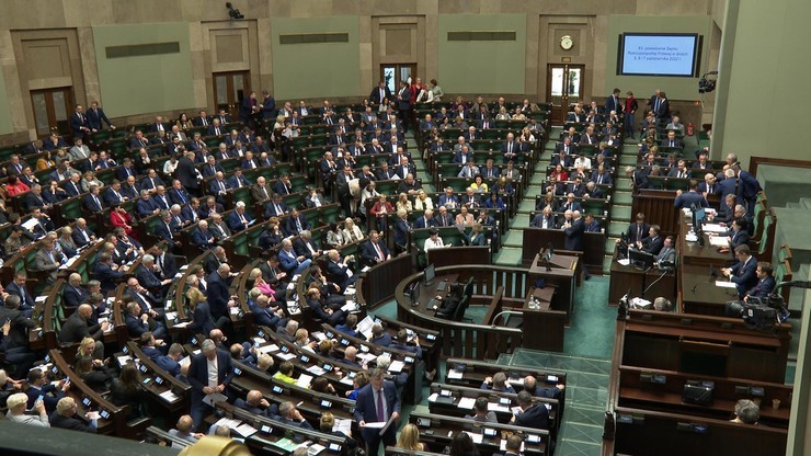 Sondaż: PiS na czele notowań, ale większość mandatów dla opozycji