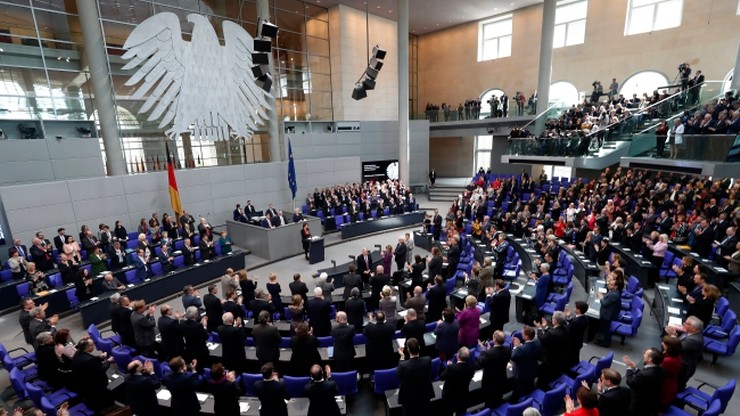 Na 6 miesięcy przed wyborami w Niemczech CDU i SPD "idą łeb w łeb"