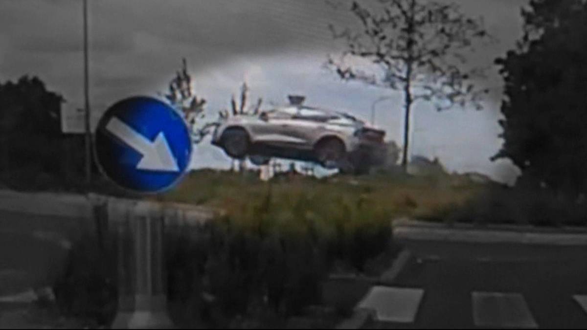 Auto przeleciało nad rondem w Pleszewie. Zaskakujące wyjaśnienia kierowcy