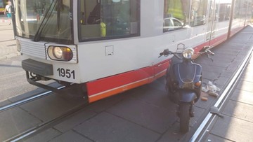 Wypadek w Łodzi. Kierujący skuterem nie przeżył zderzenia z tramwajem