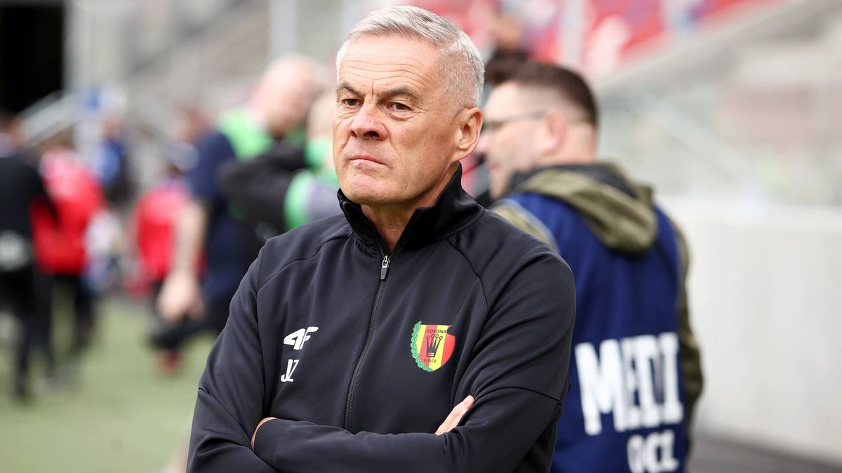 Jacek Zieliński, trener Korony Kielce, w czarnej kurtce sportowej z emblematem klubu.