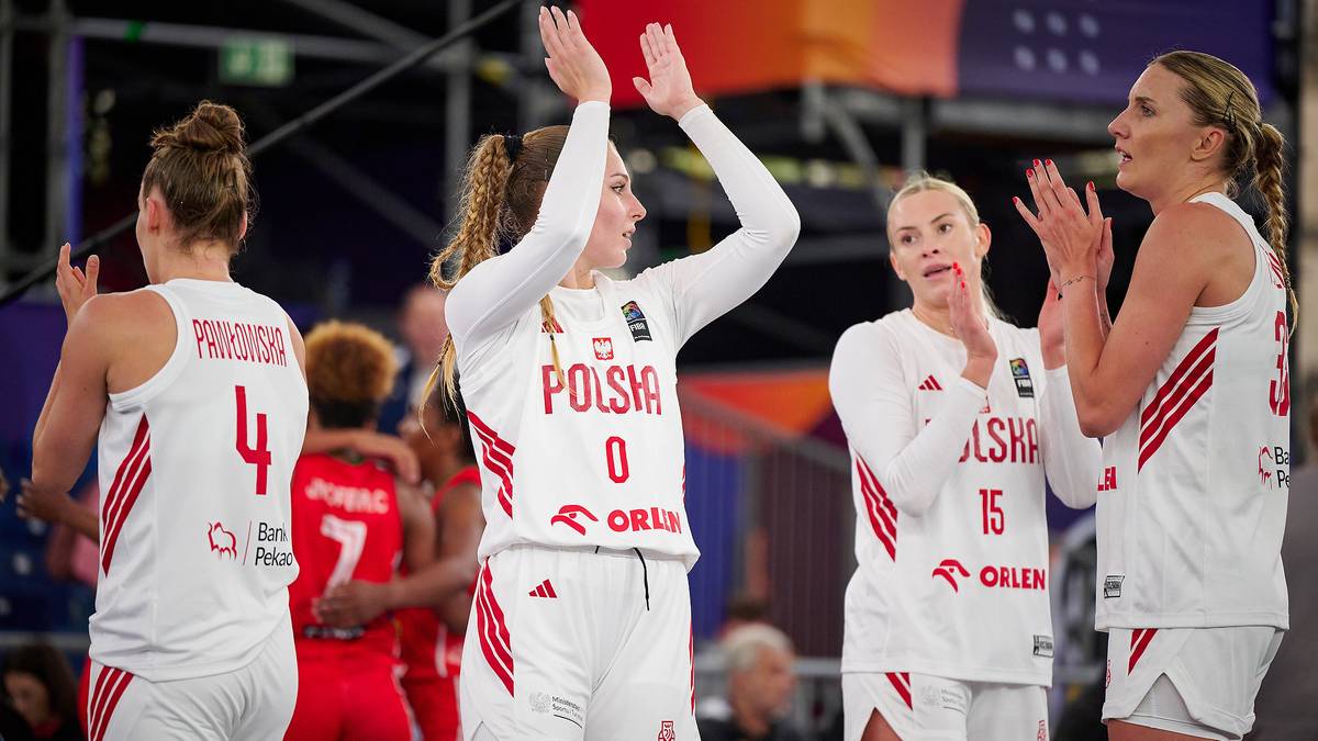 Cztery zawodniczki reprezentacji Polski w koszyk&oacute;wce 3x3 w białych strojach świętują zwycięstwo, jedna z nich unosi ręce w geście radości.