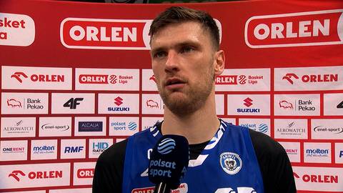 Koszykarz udzielający wywiadu.