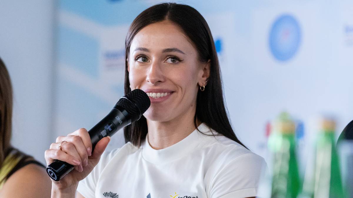 Natalia Bukowiecka trzymająca mikrofon podczas wywiadu.